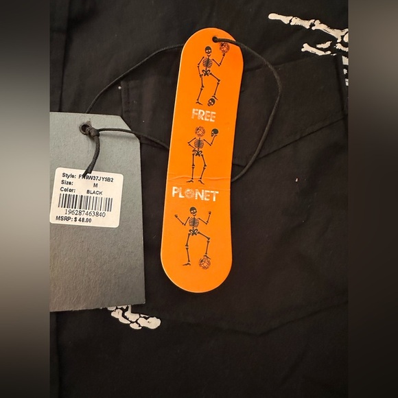 Free Planet Black White Skeleton Hand Print Button Down Short Sleeve Shirt NWT - Picture 7 of 7